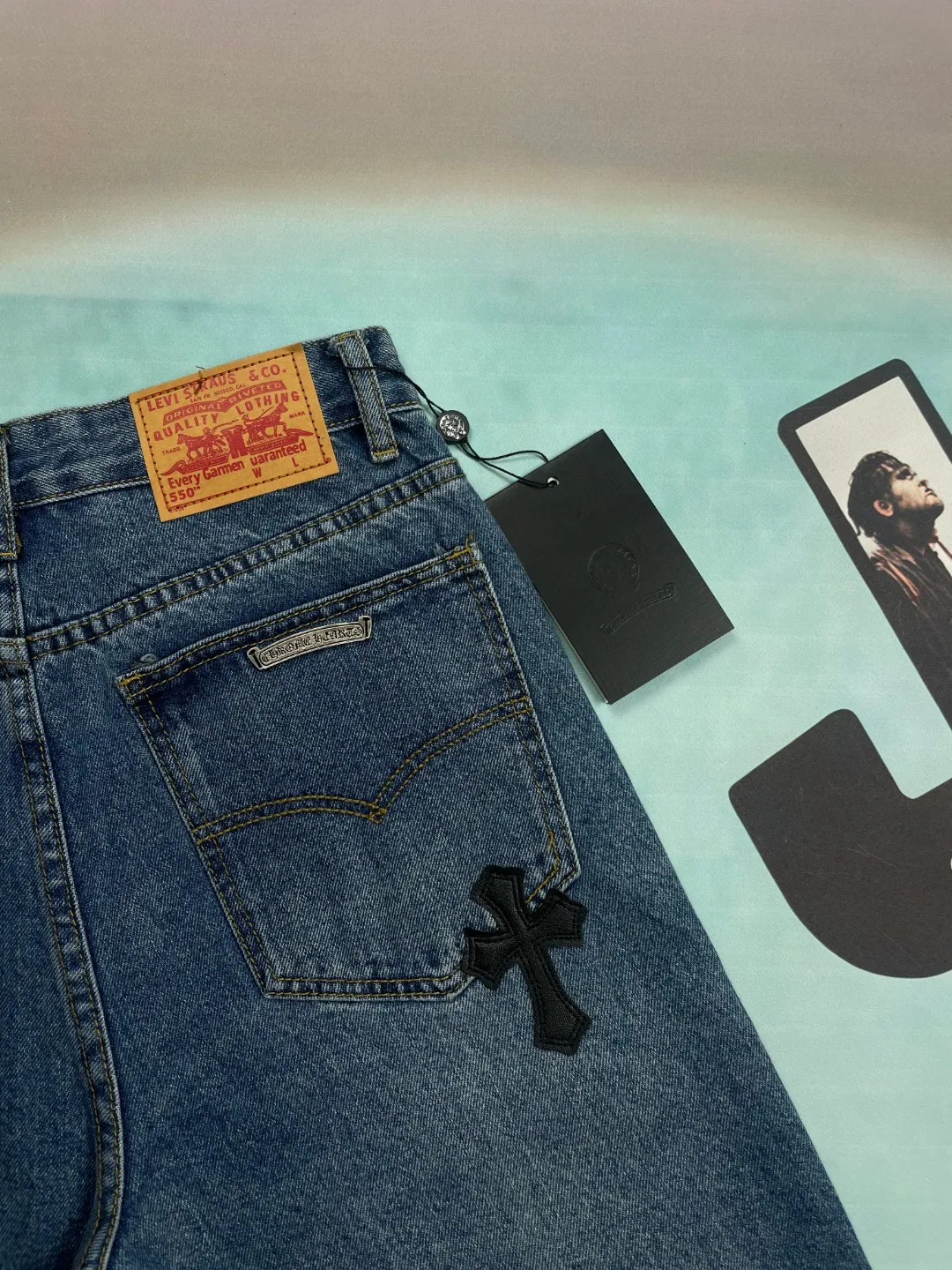 🅿️270 🔘Style No.-KL153 🔘Cro Heart𝐂𝐡𝐫𝐨𝐦𝐞 𝐇𝐞𝐚𝐫𝐭 CH Graffiti-patched Little Monster Jeans* This Crocodile Jeans are the perfect fusion of trend and ingenuity. High-quality denim is selected and undergoes a special washing process to present a natural retro color and texture. The iconic black cross patch is scattered and matched with colorful personalized graffiti and patterns to break the monotony and release an unruly attitude. Three-dimensional tailoring outlines clean lines, and the fit is comfortable and flattering. Whether paired with a simple T-shirt or a statement top, you can easily create an eye-catching look and help you express your unique fashion sense.  Size: S M L XL (28.30.32.34) Color: Blue